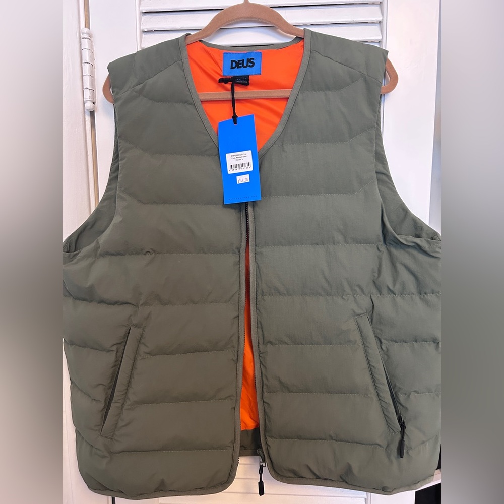 Deus Vest